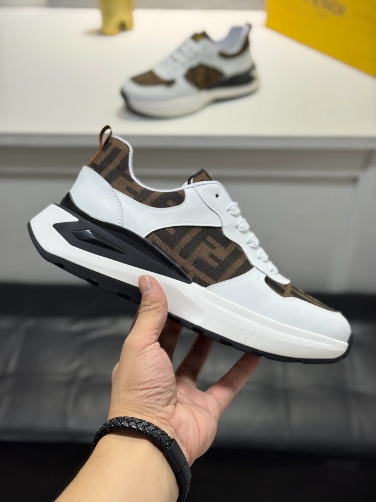 Men's shoes 💰440 [New style] 🐛🐛FENDI* Fendi! Purchasing agent level🔥hot style, the upper is made of cowhide➕canvas, and the lightweight non-slip outsole. Top quality in the market, personally performed by many celebrities, fashionable and popular, versatile and popular, simple yet tasteful, a must-have for fashionistas, exuding a fashionable and casual atmosphere, fashion is at your feet, wear it with confidence. Size: 38-44 (45 customized
